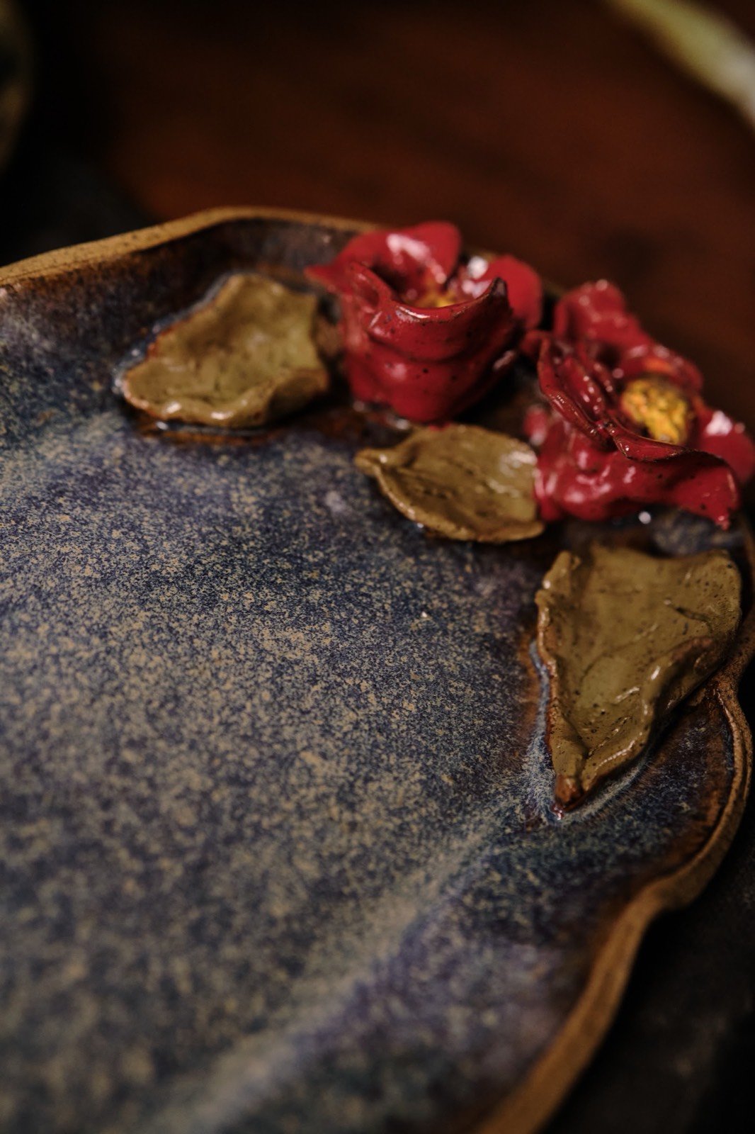Bandeja azul com rosas e folhas aplicadas na borda