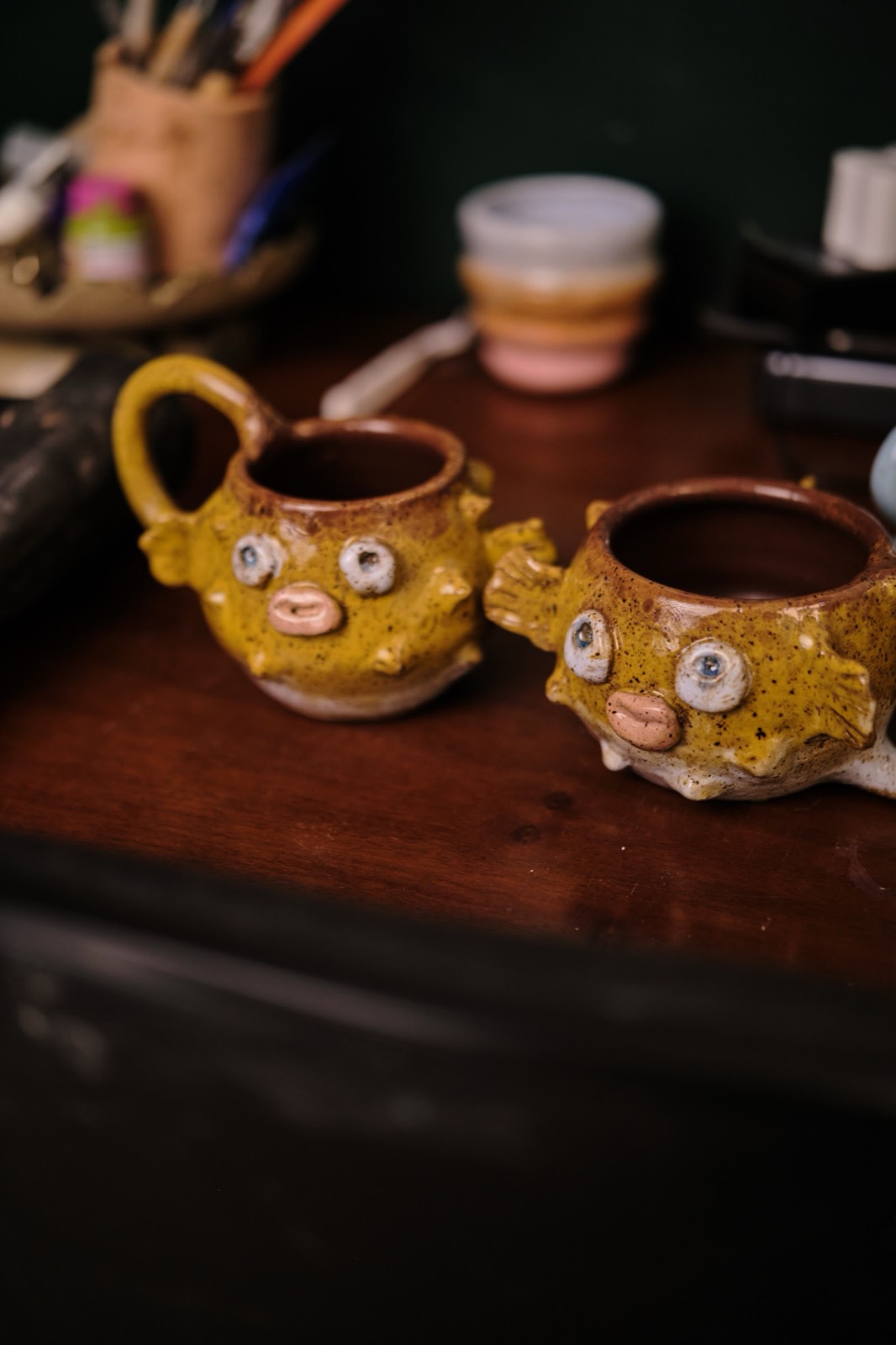 Par de canecas em forma de baiacu, com esmalte amarelo