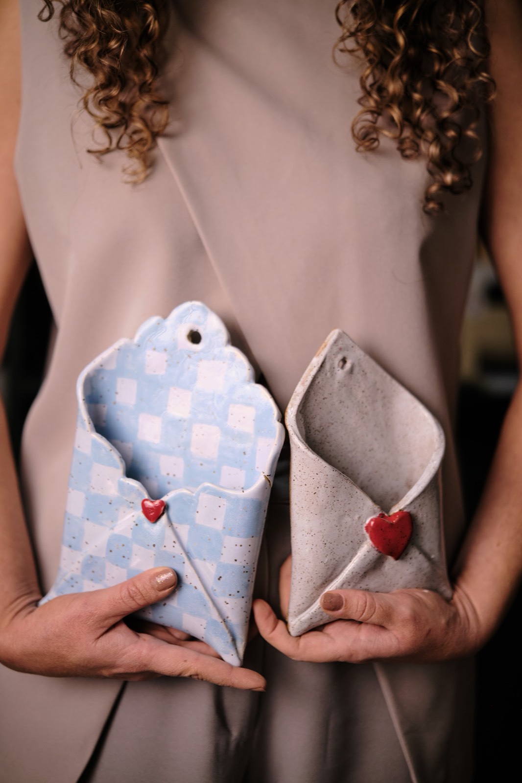 Duas cartas de cerâmica, uma xadrez azul e outra clara, com corações vermelhos