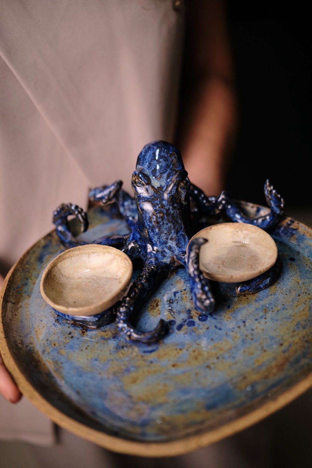 Petisqueira azul com um polvo de cerâmica no centro